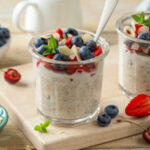 glas mit overnight oats und beeren on top